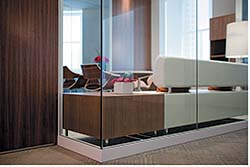 Glass Wall: KI